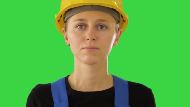 Joven atractiva mujer caucásica constructora en el casco amarillo duro en una pantalla verde, Chroma Key . — Vídeos de Stock