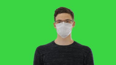Mutlu adam koruyucu maskesini çıkarıyor. Koronavirüs salgını Yeşil Ekran 'da sona erdi, Chroma Key..