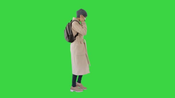 Femme portant un masque médical marchant et appelant quelqu'un le téléphone sur un écran vert, Chroma Key . — Video