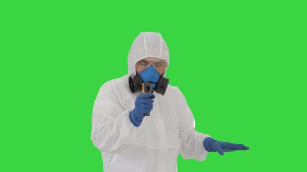 James-Bond-Parodie Doktor überprüft Temperatur auf grünem Bildschirm, Chroma Key. — Stockvideo