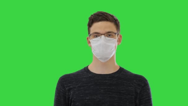 Joyful happy man doet zijn beschermend masker af De coronavirus pandemie epidemie is voorbij op een groen scherm, Chroma Key. — Stockvideo