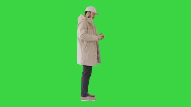 Homem de roupas de inverno usando spray desinfetante para prevenir a gripe em uma tela verde, Chroma Key . — Vídeo de Stock