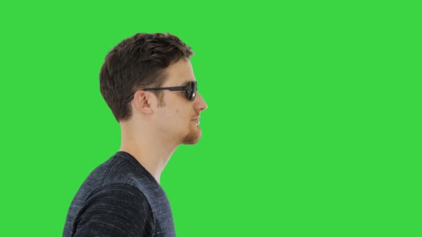 Blind ung man med en käpp promenader på en grön skärm, Chroma Key. — Stockvideo