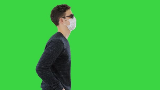 Uzun bastonlu ve tıbbi maskeli genç adam yeşil ekranda yürüyor, Chroma Key.. — Stok video