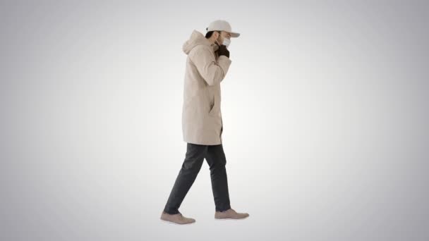 Inverno-come vestito uomo caucasico indossare maschera medica su sfondo sfumato . — Video Stock