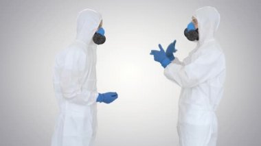 Eğilim geçmişi üzerine başarılı bir konuşmadan sonra iki doktor beşlik çakıyor..