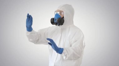 Solunum cihazındaki doktor, gözlük ve eldivenler gradyan arkaplanda sanal ekrana dokunuyor..