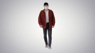 Normal gömlekli ve kepli bir adam arka planda tıbbi maske takıyor..