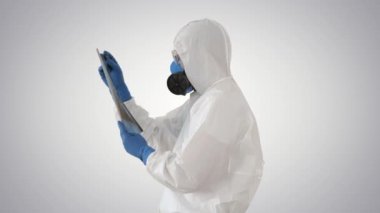 Solunum cihazındaki epidemiyoloji uzmanı hastaların zatürreelerini gradyan arkaplan üzerinde Covid-19 radyografisinde inceleyecek..