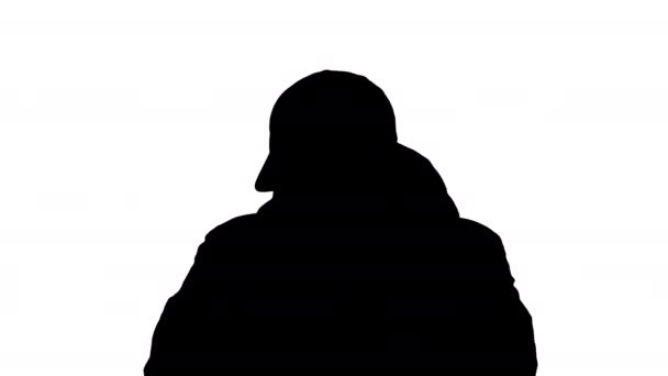 Silhouette Man im Winteroutfit geht und hustet. — Stockvideo