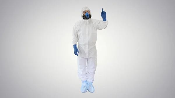 Orvos vagy tudós veszélyesruha bemutató valamit mutató képzeletbeli tárgyak oldalán gradiens háttér. — Stock Fotó