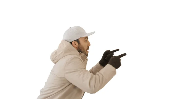 Omul hip-hop cântând rap, mergând și făcând gesturi pe fundal alb . — Fotografie, imagine de stoc