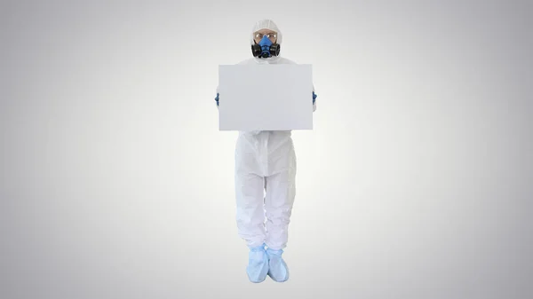 Güvenlik giysisi giymiş laboratuar bilimcisi, eğimli arka planda boş beyaz tahta tutuyor.. — Stok fotoğraf