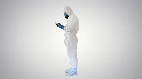Médico en traje protector con tableta digital, Covid-19 Concepto sobre fondo de gradiente . — Foto de Stock