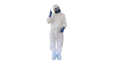 Hazamat takım elbiseli erkek doktor beyaz arka planda zafer işaretleri yapıyor..