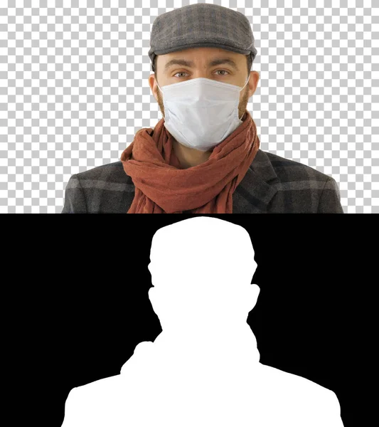 Stilig ung europeisk man i trendig rock bär engångs skyddande ansiktsmask, Alpha Channel — Stockfoto