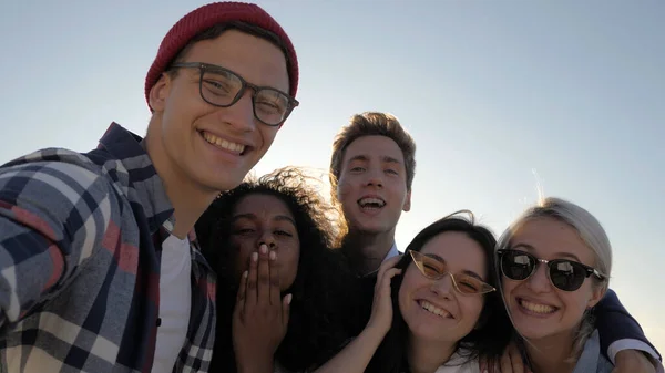 Group of happy multiethnic teenagers taking a selfie. — Stock Photo, Image