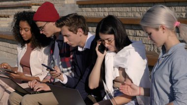 Eğitim ve internet kavramı - telefonlarına bakan öğrenciler