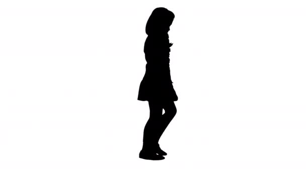 Silhouette Petite fille aux cheveux longs marchant et regardant vers le bas . — Video