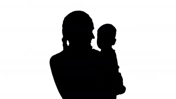 Silhouet Moederschap, multi-tasking, familie en mensen concept - gelukkige moeder met baby bellen op de smartphone. — Stockvideo