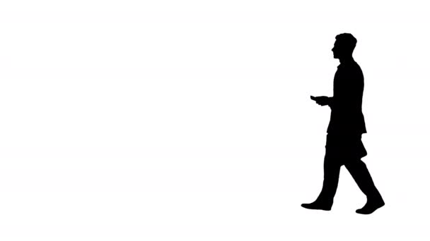 Silhouette Щасливий успішний бізнесмен танцює прослуховування музики з телефону і ходьби . — стокове відео