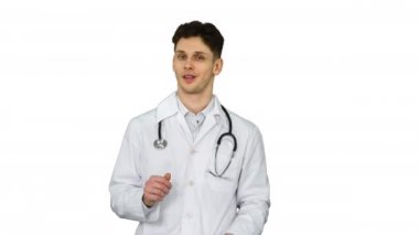 Ortopedist kamerayla konuşup dans ettikten sonra beyaz arka planda her şey iyi olacak..