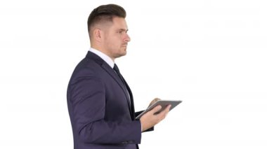 Genç işadamı dijital tablete dokunuyor ve önündeki nesneleri beyaz arkaplanda kontrol ediyor.