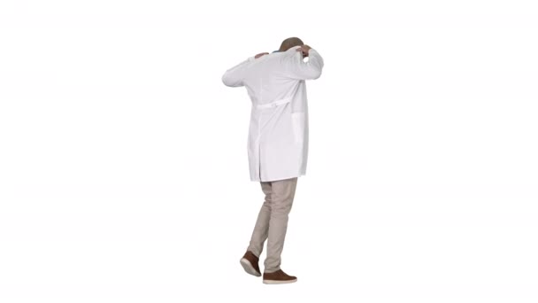 Ходячий врач надевает белый халат на белом фоне . — стоковое видео
