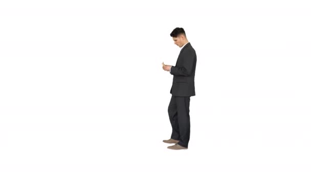 Junger glücklicher Geschäftsmann tanzt nach Gehaltsauszählung Gewinntanz auf weißem Hintergrund. — Stockvideo