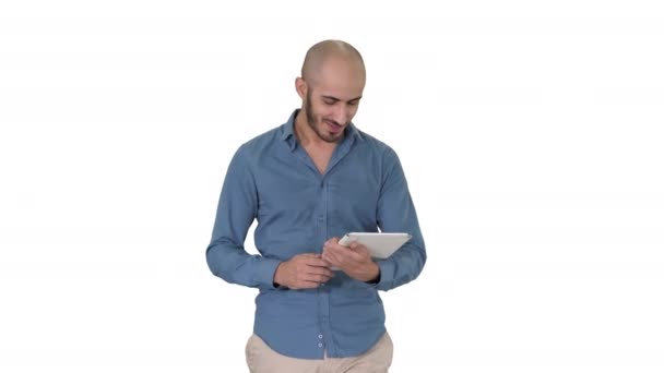 Arabische man wandelen en het gebruik van tablet surfen internet op witte achtergrond. — Stockvideo