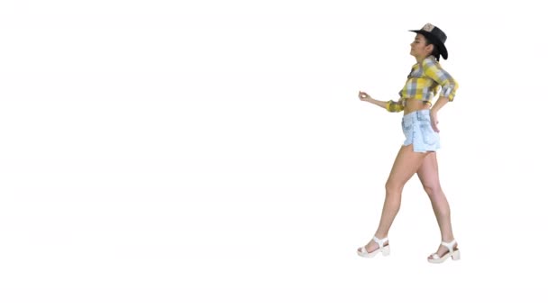 カウボーイの女の子は白い背景を歩いて踊る. — ストック動画