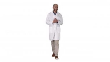 Orta yaşlı doktor üniformalı bir adam, beyaz arka plandaki kameraya el ile bakıyor ve sunuyor..