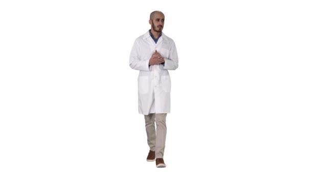 Médecin d'âge moyen homme portant un uniforme médical présentant et pointant avec la paume de la main en regardant la caméra sur fond blanc. — Video