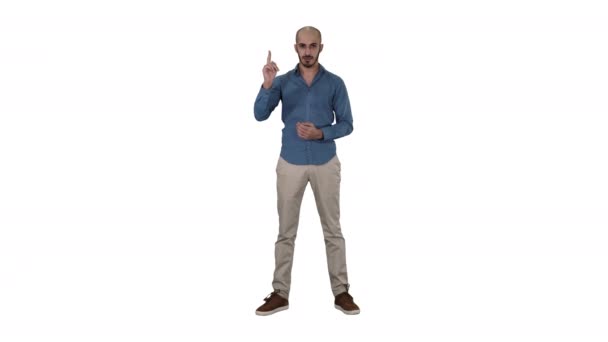 Arabo uomo in casual fare attenzione gesto dito su su bianco sfondo. — Video Stock