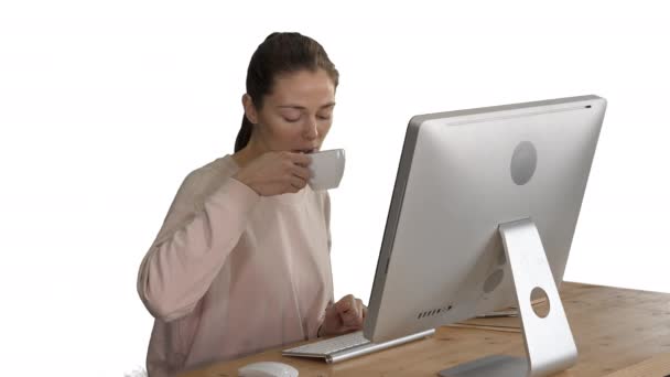 白い背景にコンピュータとカフェを持つ若い女性. — ストック動画