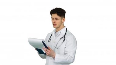 Harika sonuçlar. Doktor dans ettikten sonra beyaz arkaplandaki belgelere bakıyor..