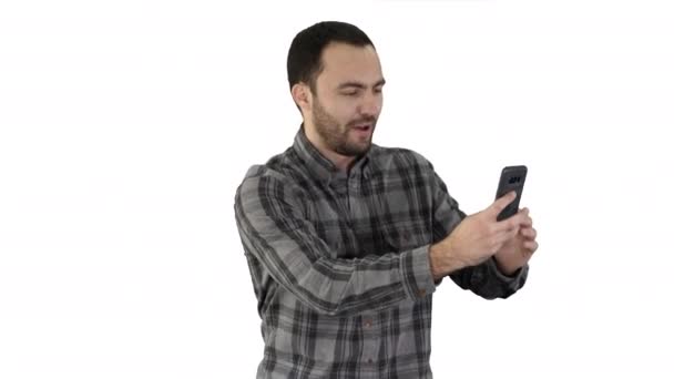 Hombre barbudo alegre tomando selfie sobre fondo blanco. — Vídeos de Stock