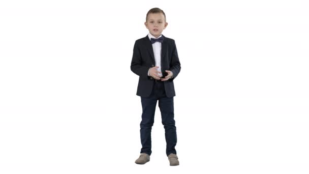 Серйозний маленький хлопчик виступає з промовою на камеру на білому тлі . — стокове відео