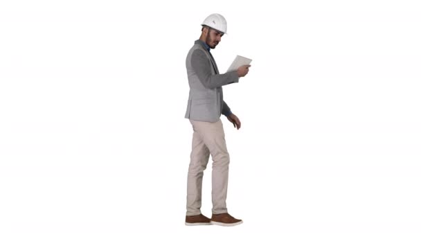 Ingeniero caminando y trabajando en tableta digital sobre fondo blanco. — Vídeos de Stock