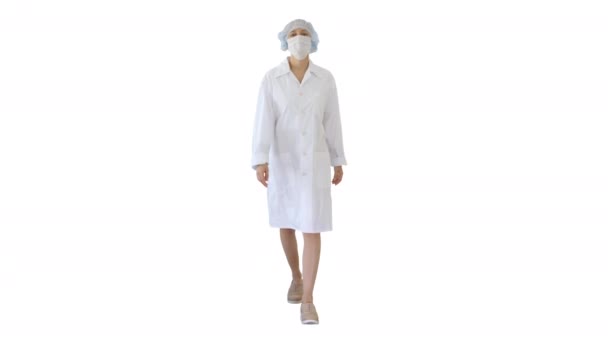 Caminante médico femenino con máscara quirúrgica sobre fondo blanco . — Vídeos de Stock