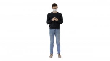 Koronavirüs Adam koruyucu maske takıyor. Beyaz arka planda ellerini dezenfektanla temizliyor..