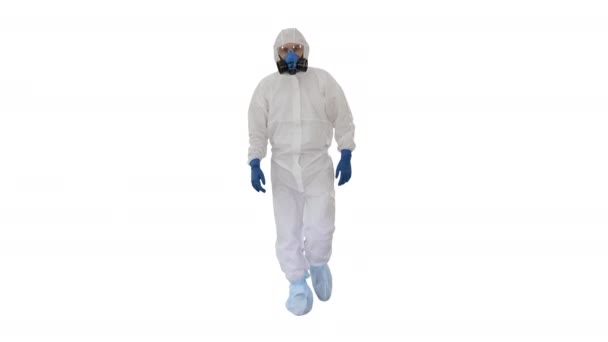 Hombre con traje de hazmat caminando sobre fondo blanco . — Vídeos de Stock