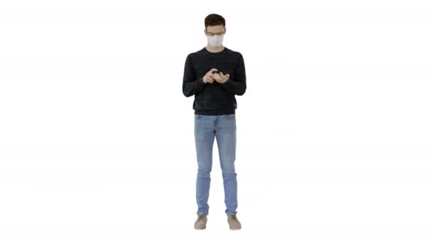 Коронавирус Человек в защитной маске моет руки с помощью дезинфицирующего средства на белом фоне . — стоковое видео
