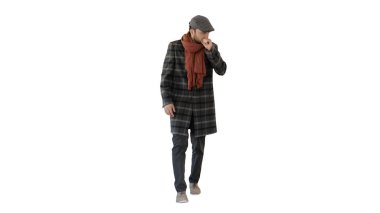 Beyaz arka planda yürüyen ve öksüren şık bir beyefendi..