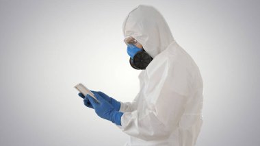 Dijital Tablet ile Koruyucu Kostümde Tıbbi Doktor, Covid-19 Gradyan arkaplan kavramı.