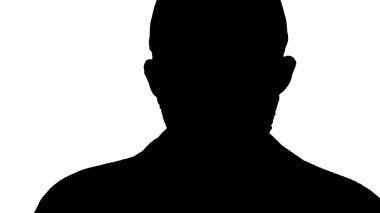 Siyah beysbol şapkalı, yüzünde tıbbi maske olan siluet adam..