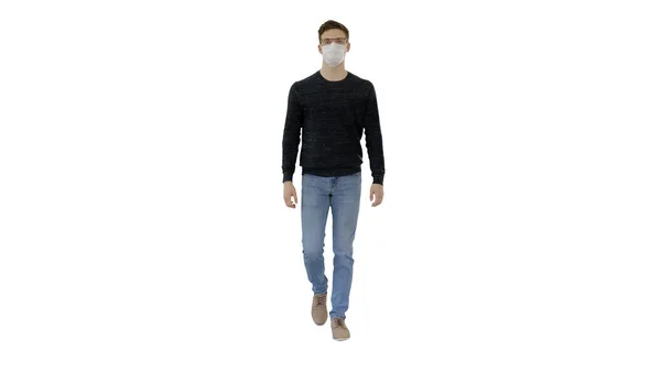 Studente in maschera antivirale camminare su sfondo bianco . — Foto Stock