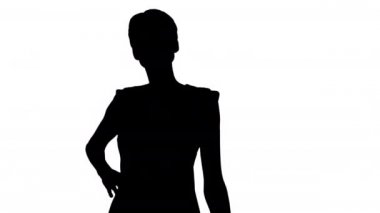 Siluet. Kısa saçlı, kırmızı elbiseli güzel bir kadın..