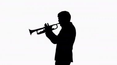 Siluet elbiseli adam trompet çalıyor..