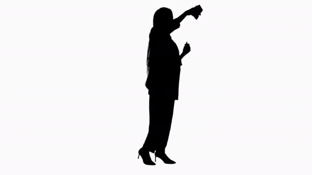 Silhouette Bella donna afroamericana che sorride al suo telefono scattando un selfie . — Video Stock